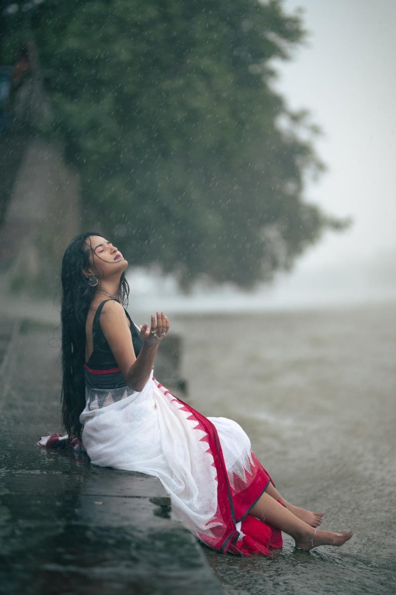 camera__wala's tweet photo. Rain &amp; Kolkata is Perfect Romantic combination 🤍

#rain #kolkata #portrait #mood #romantic #photooftheday #love #lifeisgood https://t.co/FZCLR6vrAk