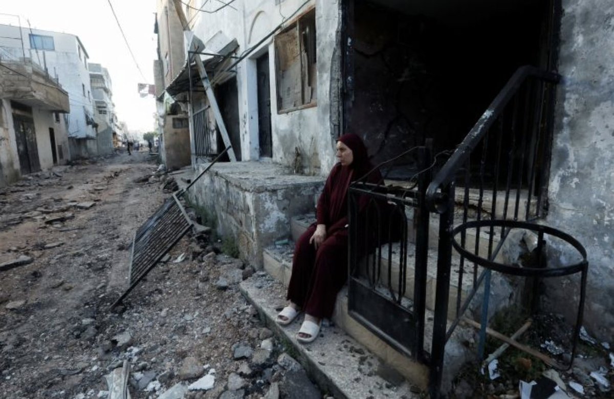 mikelayestaran's tweet photo. #Israel retira sus tropas del campo de refugiados de #Yenin tras 44 horas de operación. 
-12 palestinos muertos, 3 de ellos menores
-1 soldado muerto
-120 detenidos
-Más de 3.000 desplazados
-Un campo arrasado (castigo colectivo)

Foto @Reuters https://t.co/T14JBIp7Pf