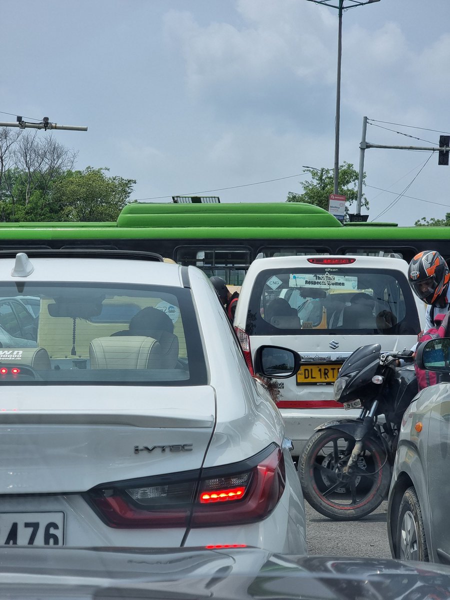 ShrishGulati's tweet photo. @dtptraffic Traffic Lights on MG road route not working near MB road end after saket. Causing huge traffic congestion. Please fix and get someone to clear traffic. https://t.co/IgFEtgino3