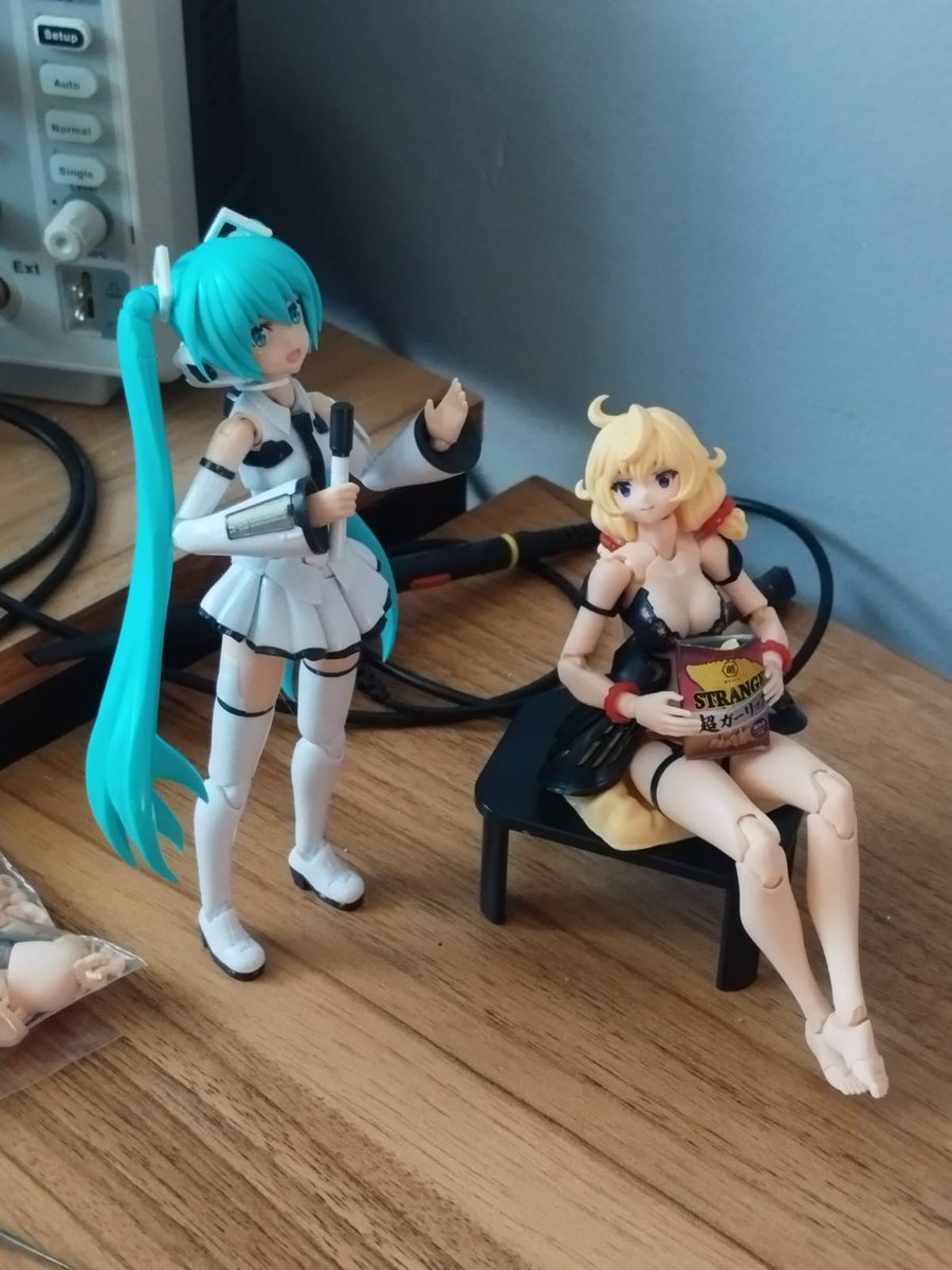 BRV64's tweet photo. I've been collecting some awesome model kits!
My wife (@Lizzy_Nago) is great at posing them.
#HatsuneMiku #Tamotu #DarkAdvent #Sophia #TLoZ #TearsOfTheKingdom #Kotobukiya 
Seems like they're having a good time.
Link, I think you should be doing something else... https://t.co/fC3gB45xVl