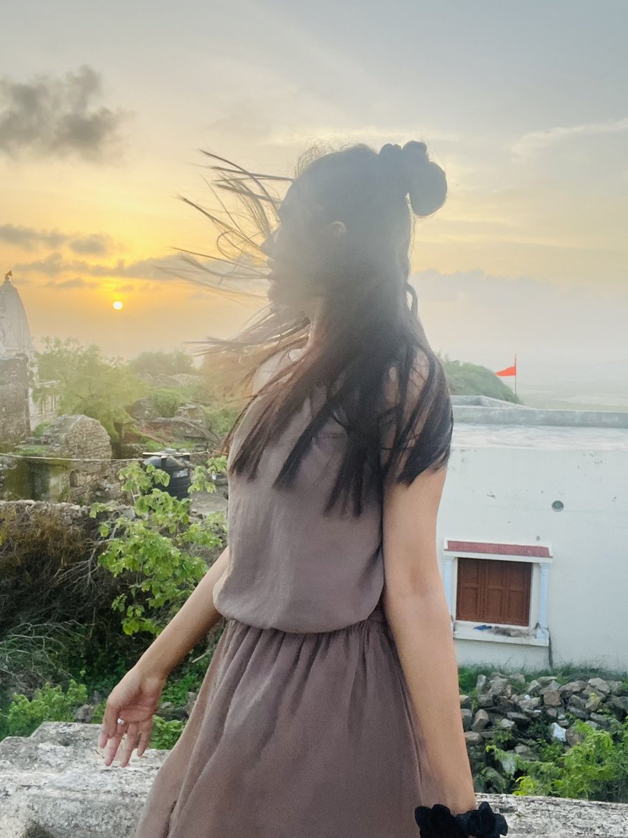 toral_chaudhary's tweet photo. अप्राप्यं नाम नेहास्ति धीरस्य व्यवसायिनः।
There is nothing unattainable to the one who has courage and who works hard.
जिसके पास साहस है और जो मेहनत करता है, उसके लिए कुछ भी अप्राप्य नहीं है।
#rohafort
#Kutch
#doctolife https://t.co/wdWPaWGtQm