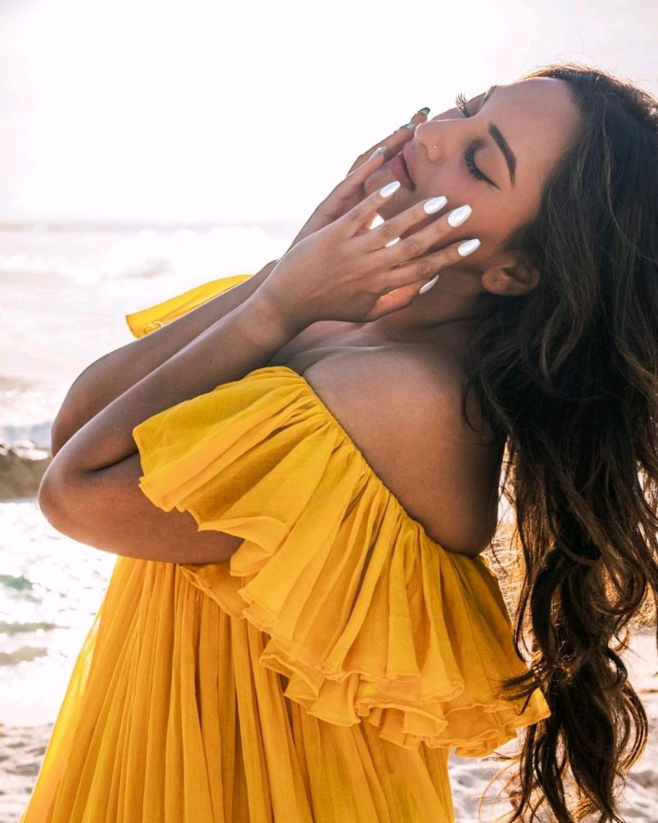 ICUmumbai's tweet photo. Beach lover Sonakshi Sinha just dropped some stunning pics on her gram and we are totally mesmerised by it🤩

Nails by : @itsoiezi

#SonakshiSinha @aslisona #Bollywood #Actress #bollywoodactress #bollywoodstar https://t.co/e44s5Ia1St