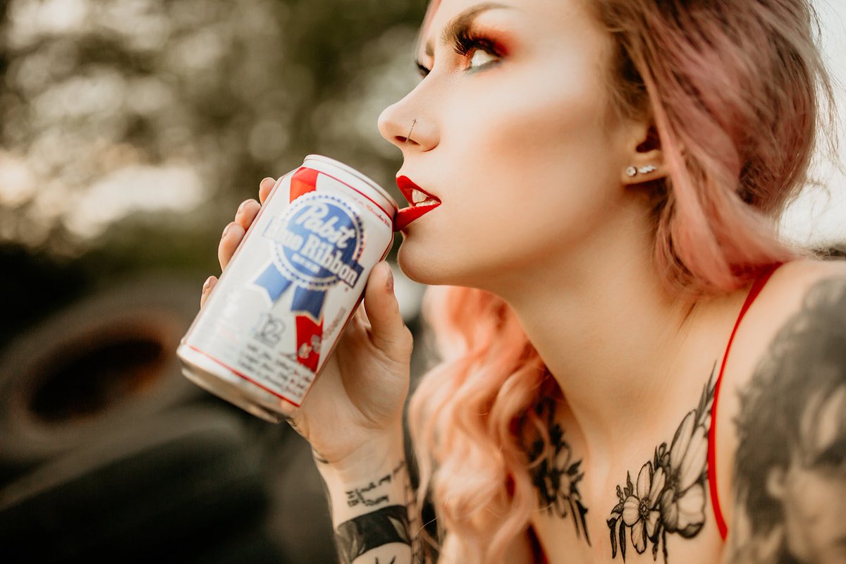 KrystenSebring's tweet photo. You look like the Fourth of July…..makes me want a hotdog real bad🌭✨

Feat @PabstBlueRibbon 🍻

Photographer📸 @AshleeMeldrum_ https://t.co/WhWP5IiQeL