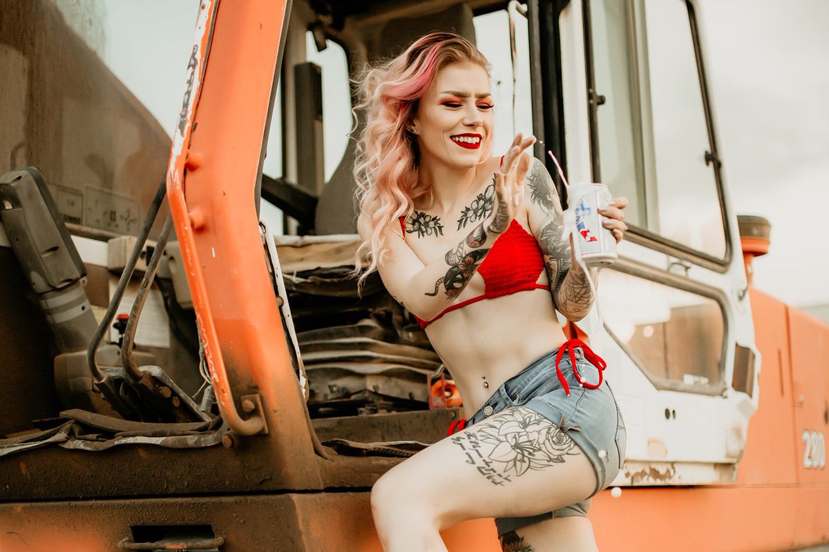 KrystenSebring's tweet photo. You look like the Fourth of July…..makes me want a hotdog real bad🌭✨

Feat @PabstBlueRibbon 🍻

Photographer📸 @AshleeMeldrum_ https://t.co/WhWP5IiQeL