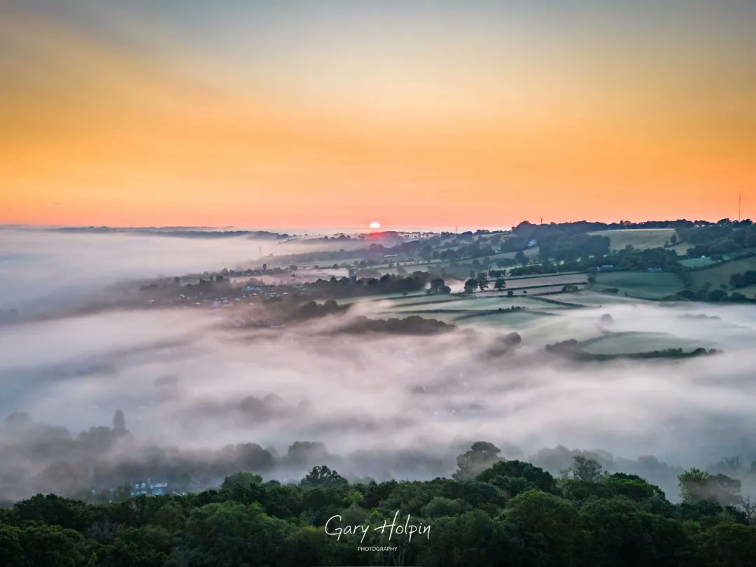 Good morning! 😀 Next on 'summer in Devon' week is another shot of a foggy summer solstice sunrise over #Honiton. Roll on the autumn when I don't have to get up at 4am for sunrise shoots! 😆 

#Wednesdayvibe #ThePhotoHour #stormhour #djimini3