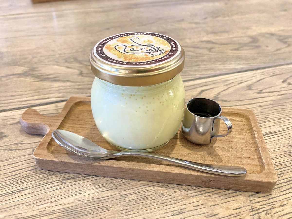 SURUGAbank_road's tweet photo. 今日の #おやつ は、#海老名市 にある #ReCafe さんの｢6代目プリン｣🍮蓋にはRe Cafeさんラベル付きです💡
市内にある泉橋酒造さんの大吟醸酒粕が入っていて、えびなの名産品にも認定されています！
ちなみにネーミングは、泉橋酒造の当主が六代目だからです😉
#えびぽた
#好きです海老名 https://t.co/dz4Y2BXLan