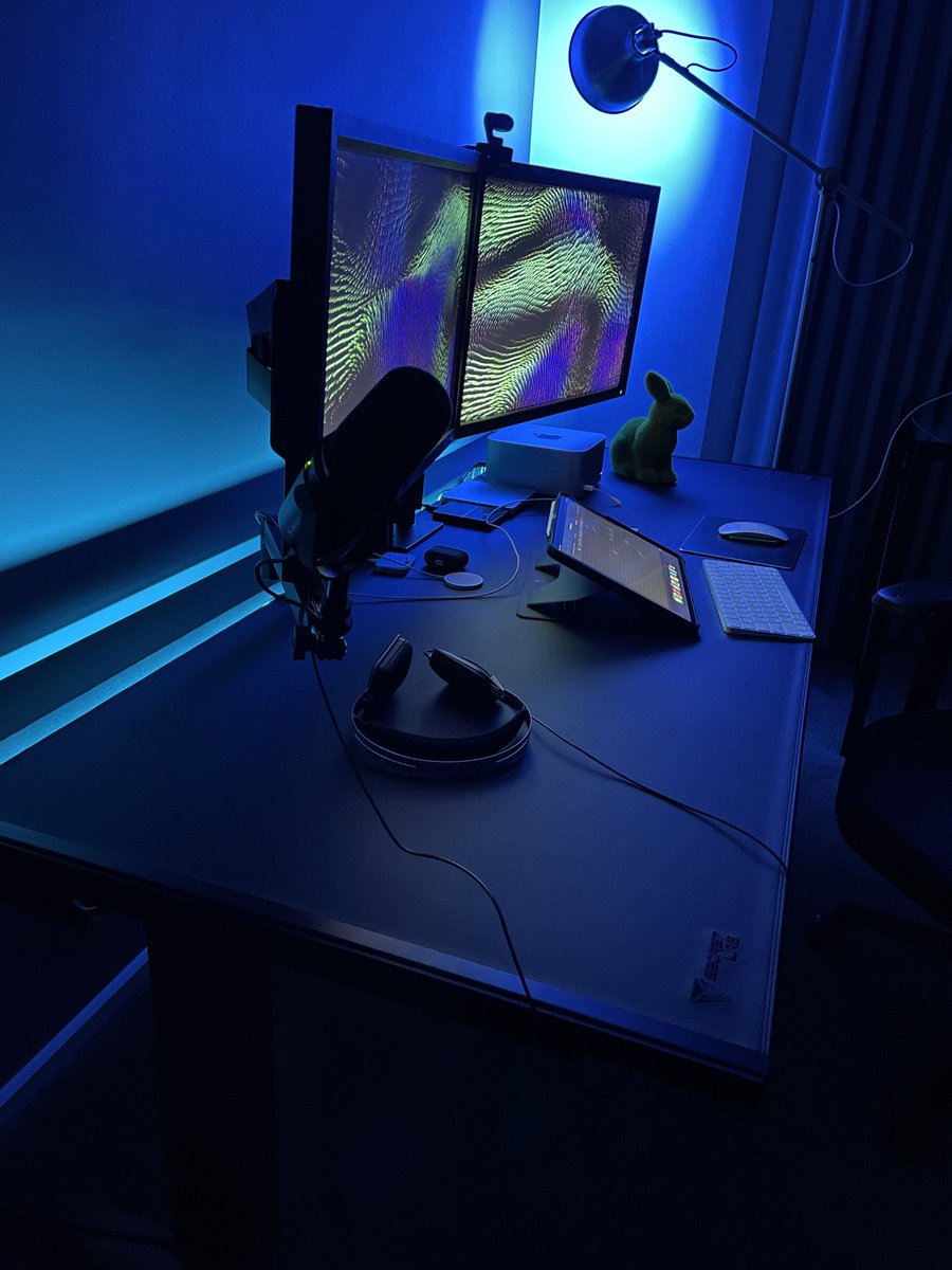 RobDromi's tweet photo. Mr Apples loves his @secretlabchairs #magnusproxl #magpad in signature black https://t.co/pZwXrYDug3