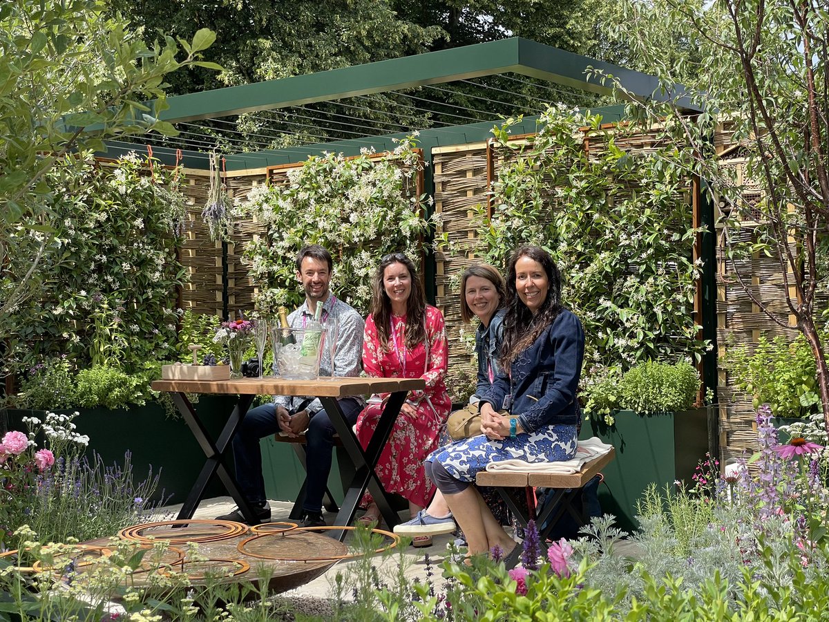 MelJRey's tweet image. I’ve been a bit quiet the last few days because a) I’m shattered &amp;amp; b) I’ve been at #RHSHamptonCourt 

A huge well done to Nicola &amp;amp; the team. Was a joy to be involved on this garden &amp;amp; here we are celebrating a bit 🥂🤭 because why not?