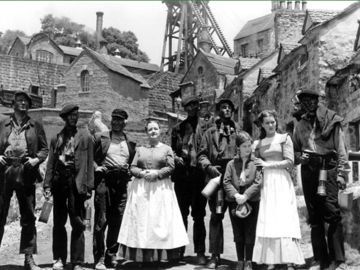 JayAGlennie's tweet photo. Behind the scenes of John Ford’s How Green Was My Valley (1941) starring Walter Pidgeon, Maureen O’Hara, Donald Crisp, Anna Lee, Roddy McDowall, John Loder

Producer Darryl F. Zanuck hired screenwriter Philip Dunne to adapt Richard Llewellyn’s bestselling 1939 novel

Zanuck https://t.co/UCkQogJj9M