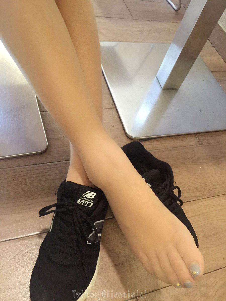 浸满汗水的丝袜有人喜欢吗。
每次把脸埋在老婆穿了一天丝袜的脚底，都会被老婆说变态…… https://t.co/RC7aKmeRso