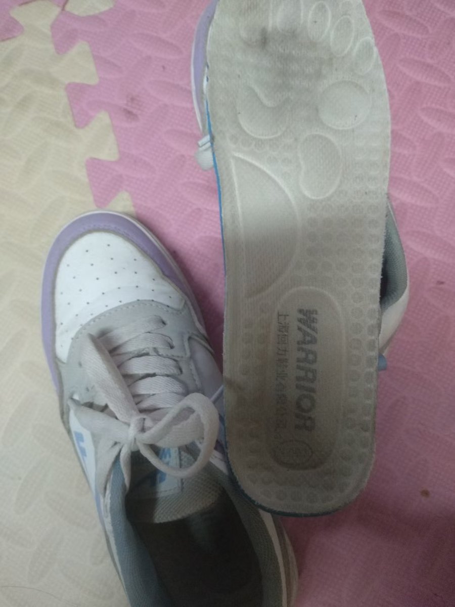 surenyuanwei's tweet photo. 3号妹子平时运动穿的臭鞋开卖了，另外作为目前袜子最臭的妹子，强烈推荐 https://t.co/3wTmHFc0BK