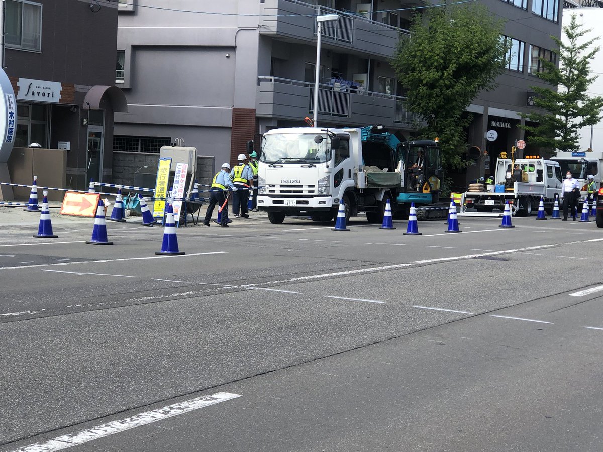 kikusui2022's tweet photo. 大門通りの歩道部分のバリアフリー化工事です。暑い中ご苦労様です #kikusui #菊水 ＃大門 https://t.co/eNLpO8HaUP