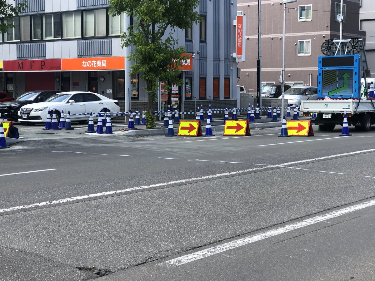 kikusui2022's tweet photo. 大門通りの歩道部分のバリアフリー化工事です。暑い中ご苦労様です #kikusui #菊水 ＃大門 https://t.co/eNLpO8HaUP