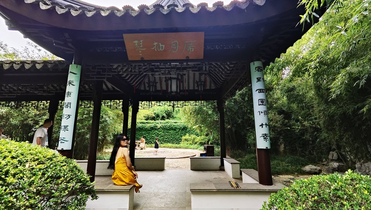 古人太有想象力，作为现代快节奏都市生活的人们，难得有心静下来，感受下"席月抽琴"意境和惬意。