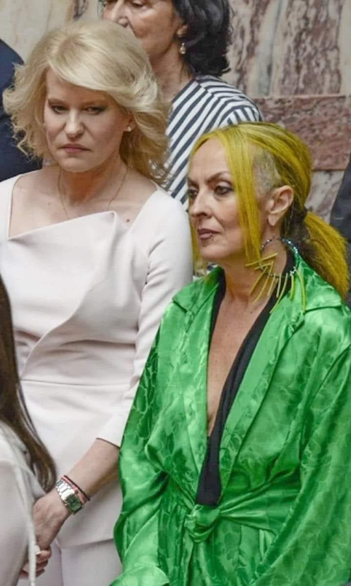 Αυτά τα σούργελα τα ψηφίσατε και είναι τώρα βουλεύτριες ;
Δεν πάτε καλά!
Η μια είναι σαν τον διάολο και η άλλη έτοιμη για πιάτσα με το βυζι έξω!
Σιχάματα ! Η ντροπή της γυναίκας!