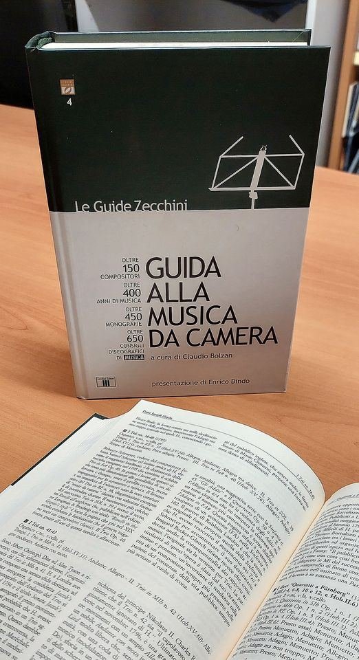 ZecchiniEditore's tweet photo. Oltre 800 pagine, più di 150 compositori, 400 anni di musica, 450 monografie, 650 consigli discografici: è ciò che trovate nella poderosa e ponderosa Guida alla Musica da Camera.
https://t.co/V6gh3ocZ4t
#zecchinieditore #musica #cameristica #musicadacamera #ClassicalMusic https://t.co/ewQxjQY35n