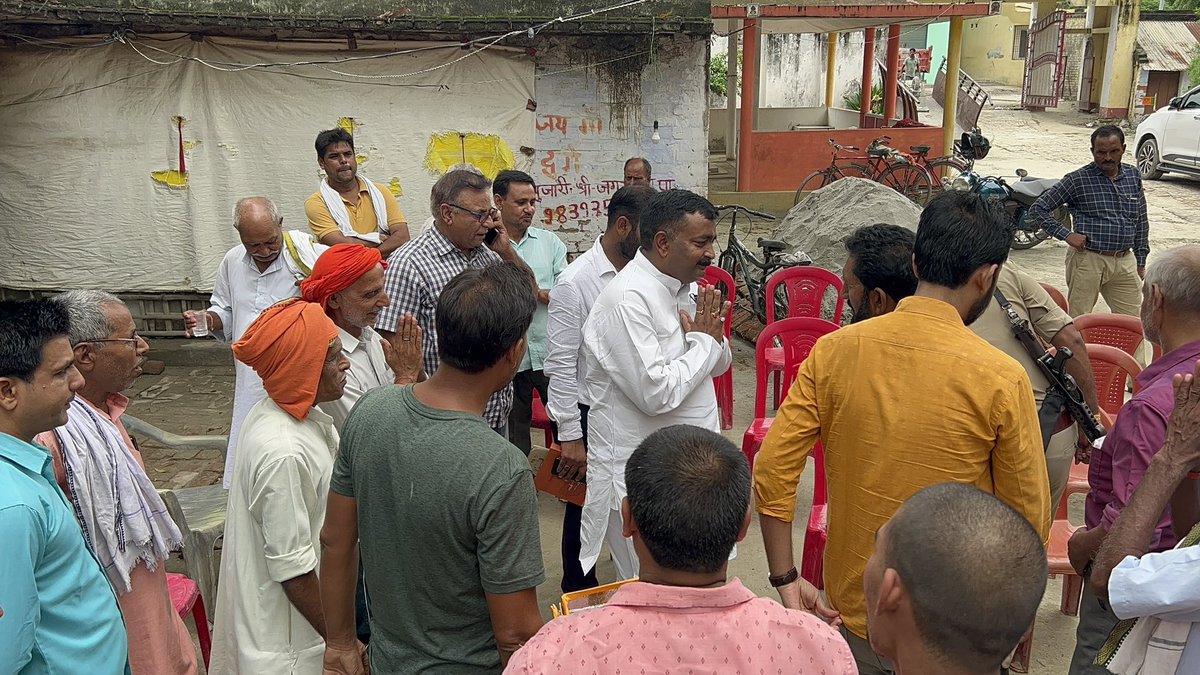 पडरौना विधान सभा क्षेत्र में स्थित प्राचीन कोट महारानी की मन्दिर पहुंचकर कोट महारानी की पूजा-अर्चना कर आशीर्वाद प्राप्त कर स्थानीय लोगों के सहयोग से मन्दिर में निर्माण कार्य चल रहा था हमने भी सहयोग राशि देकर मां का आशीर्वाद लिया।