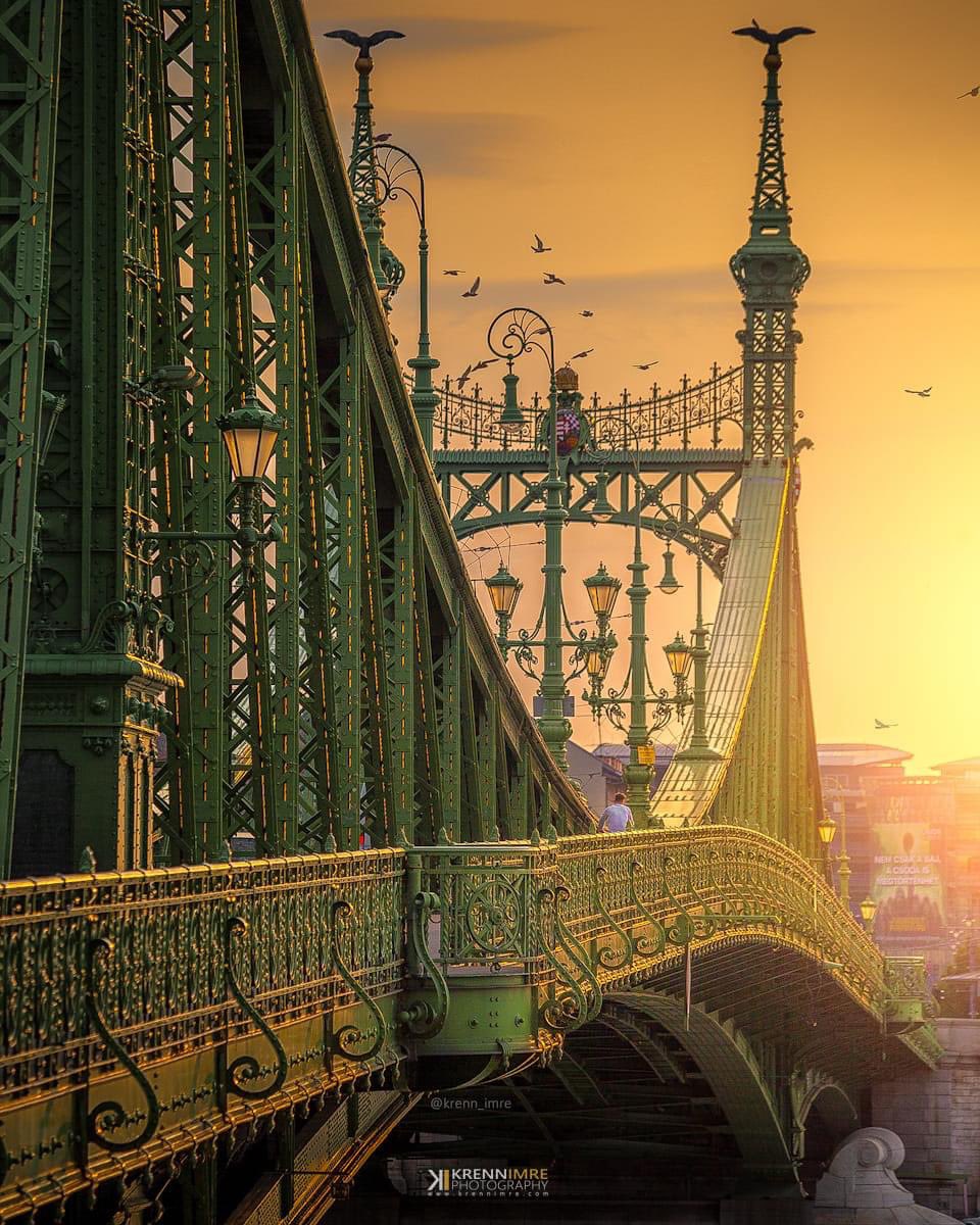 2x2sometimes5's tweet image. Sunrise, Budapest Hungary. Have a lovely day!