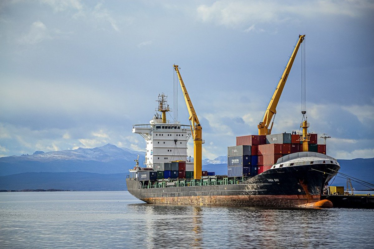 LogisticsUganda's tweet photo. Witness the incredible efficiency of cargo transportation firsthand. The logistics and coordination that go into moving goods around the world are truly impressive. #CargoTransportation #Logistics #GlobalTrade https://t.co/SXexiqv7Hk