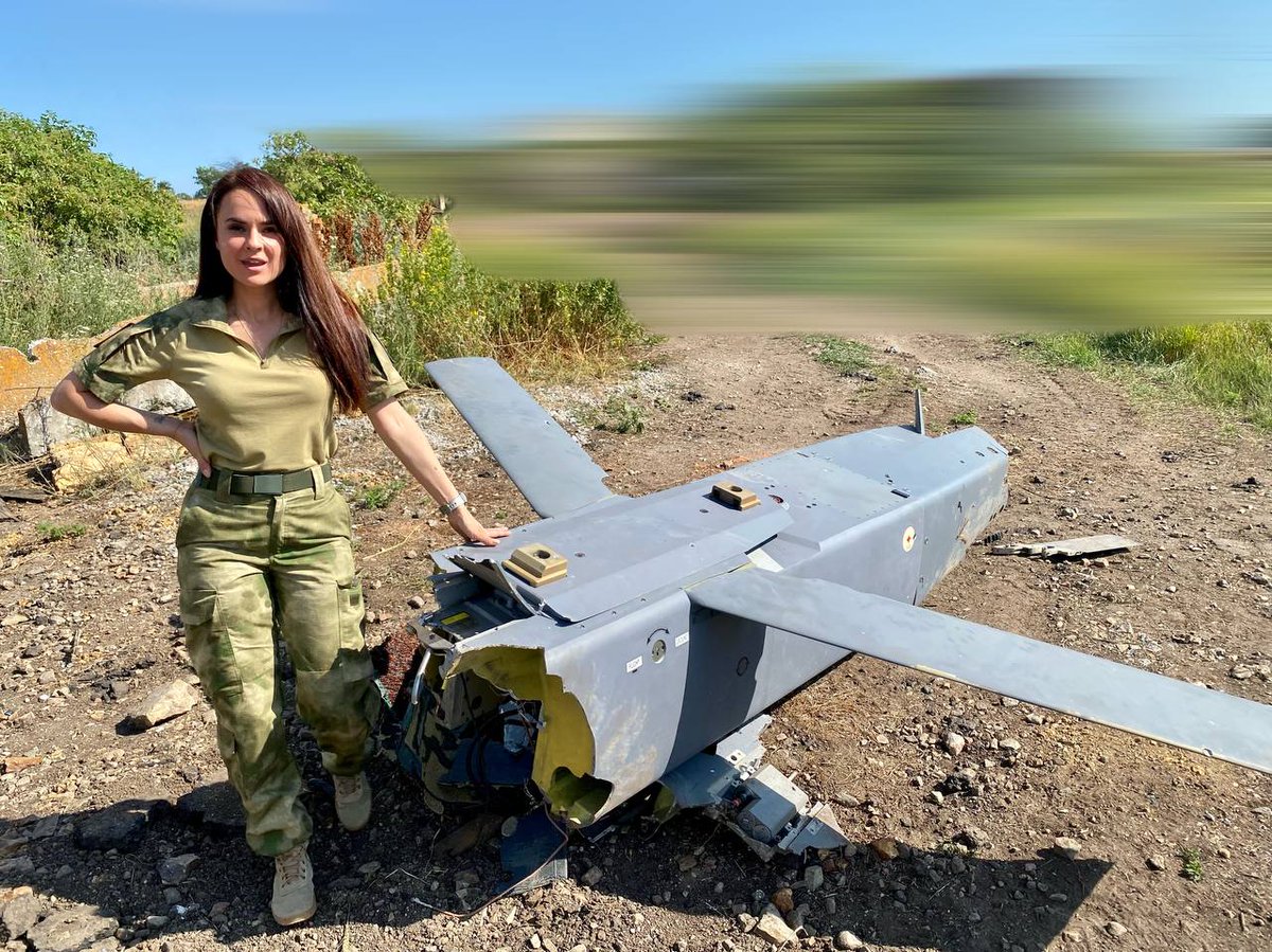 Назло всем, постящим дегенератку со сломанными, а потом сросшимися пальцами, я размещу фото прекрасной Анны Прокофьевой со сбитой ракетой Сторм Шэдоу