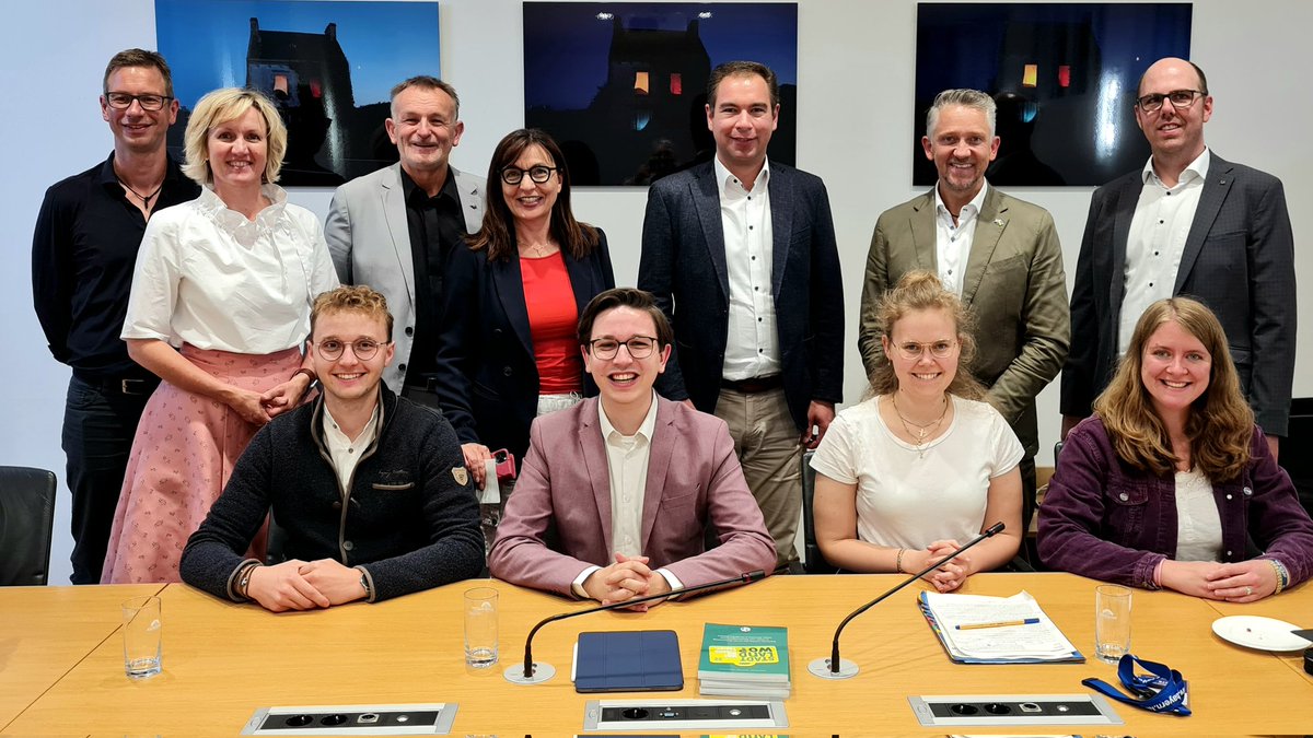 Danke für sehr gutes Fraktionsgespräch gestern mit <a href="/csu_lt/">CSU-Landtagsfraktion</a> - viel Interesse an mehr #Jugendbeteiligung &amp; mehr Beratung für junge LGBTIQ* auch auf dem Land ✌️ Und in jedem Fall bleiben wir dran an euch allen für <a href="/wahlalter16/">Vote16 - Wahlrecht ab 16 in Bayern</a> 😆
#wirbewegendasland