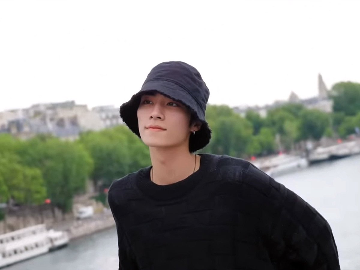 WayVXIAOJUNJP's tweet photo. 💚続きです~☺️
テンくんのアイス🍦を一気に食べてしまった肖俊です😆
#PARIS #Vlog #TourBox_Chapter8
#WayV_Phantom_in_PARIS
#WayV #XIAOJUN https://t.co/E7l8iYzNNj