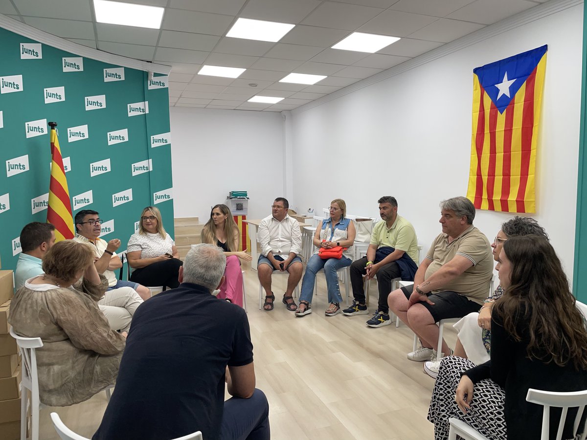 JuntsBages's tweet photo. Reunió de l'executiva de @juntsbages amb @CotsClaudia, número 7 de @JuntsXCat a les eleccions al Congrés dels Diputats, per coordinar i treballar la campanya a la nostra comarca.

Espanya ni abandona, ni s'absté. Hem d'omplir els escons per defensar la llibertat del nostre país! https://t.co/klLQ8ImOa2