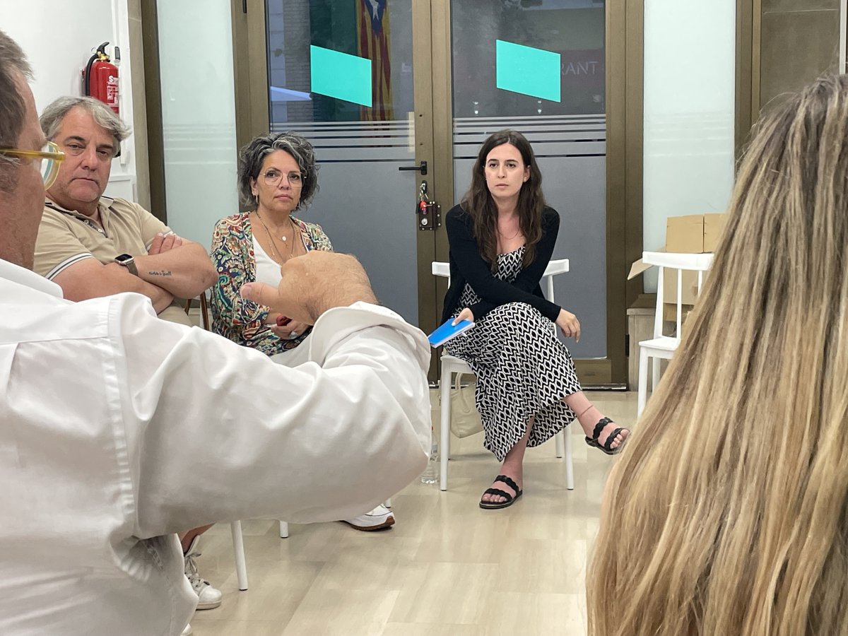 JuntsBages's tweet photo. Reunió de l'executiva de @juntsbages amb @CotsClaudia, número 7 de @JuntsXCat a les eleccions al Congrés dels Diputats, per coordinar i treballar la campanya a la nostra comarca.

Espanya ni abandona, ni s'absté. Hem d'omplir els escons per defensar la llibertat del nostre país! https://t.co/klLQ8ImOa2