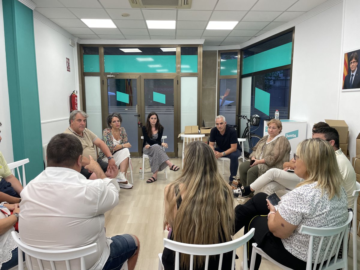 JuntsBages's tweet photo. Reunió de l'executiva de @juntsbages amb @CotsClaudia, número 7 de @JuntsXCat a les eleccions al Congrés dels Diputats, per coordinar i treballar la campanya a la nostra comarca.

Espanya ni abandona, ni s'absté. Hem d'omplir els escons per defensar la llibertat del nostre país! https://t.co/klLQ8ImOa2
