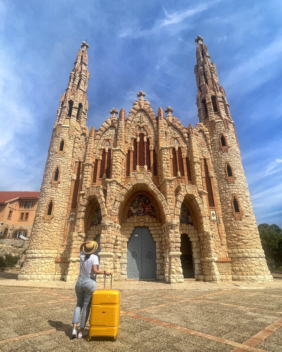 Boxing #cúrcuma by
@1camara2pasaportes #Villajoyosa @visitvillajoyosa (@comunitat_valenciana)

#ecofriendly ♻️
#superresistente 🔨
#polypropilene ⚙️

#travel #viajar #viatjar #photography #photooftheday
#travelphotography #maletasgladiator #maletas
#maleta #suitcase #trolley