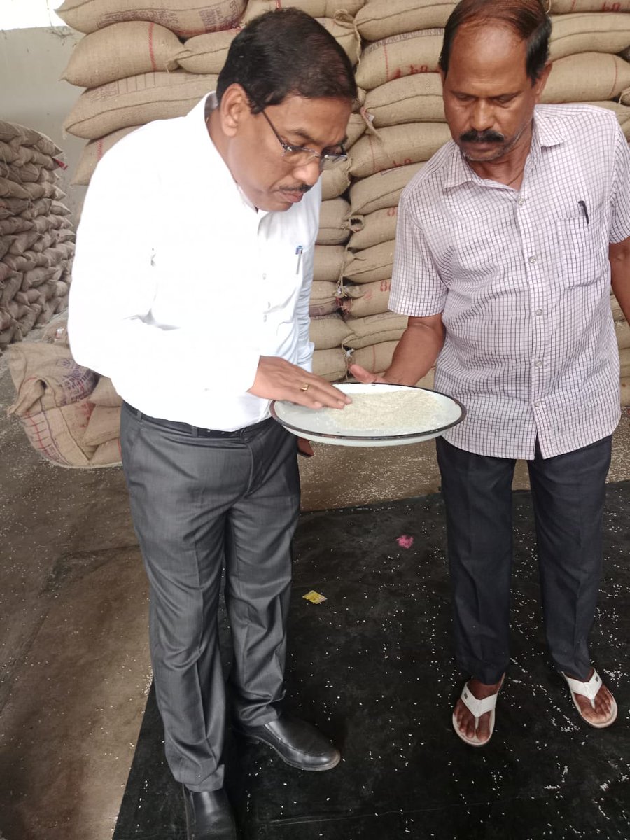 OSWC_Odisha's tweet photo. MD #OSWC @ganeswar_jena inspected Dhanamandal warehouse and checked the quality of the food grains.Instructed the Depot in charge to take all care for scientific preservation of food grains .@FCI_India @Coop_Odisha @Food_Odisha @fooddeptgoi https://t.co/CqBOE2Y7eE