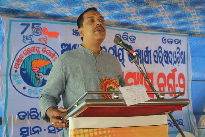 ganjam_abvp's tweet photo. ପ୍ରାନ୍ତ ଅଭ୍ୟାସ ବର୍ଗ-୨ ର ଭାଷଣ ସତ୍ରରେ ଏବିଭିପିର ରାଷ୍ଟ୍ରୀୟ ସହ-ସଂଗଠନ ସମ୍ପାଦକ ଶ୍ରୀ ଗୋବିନ୍ଦ ନାୟକ 'ବୈଚାରିକ ବିମର୍ଷ' ଶୀର୍ଷକରେ ବିଷୟ ଉପସ୍ଥାପନା କରିଛନ୍ତି।
#ABVPOdisha https://t.co/qE4lEVI9cL