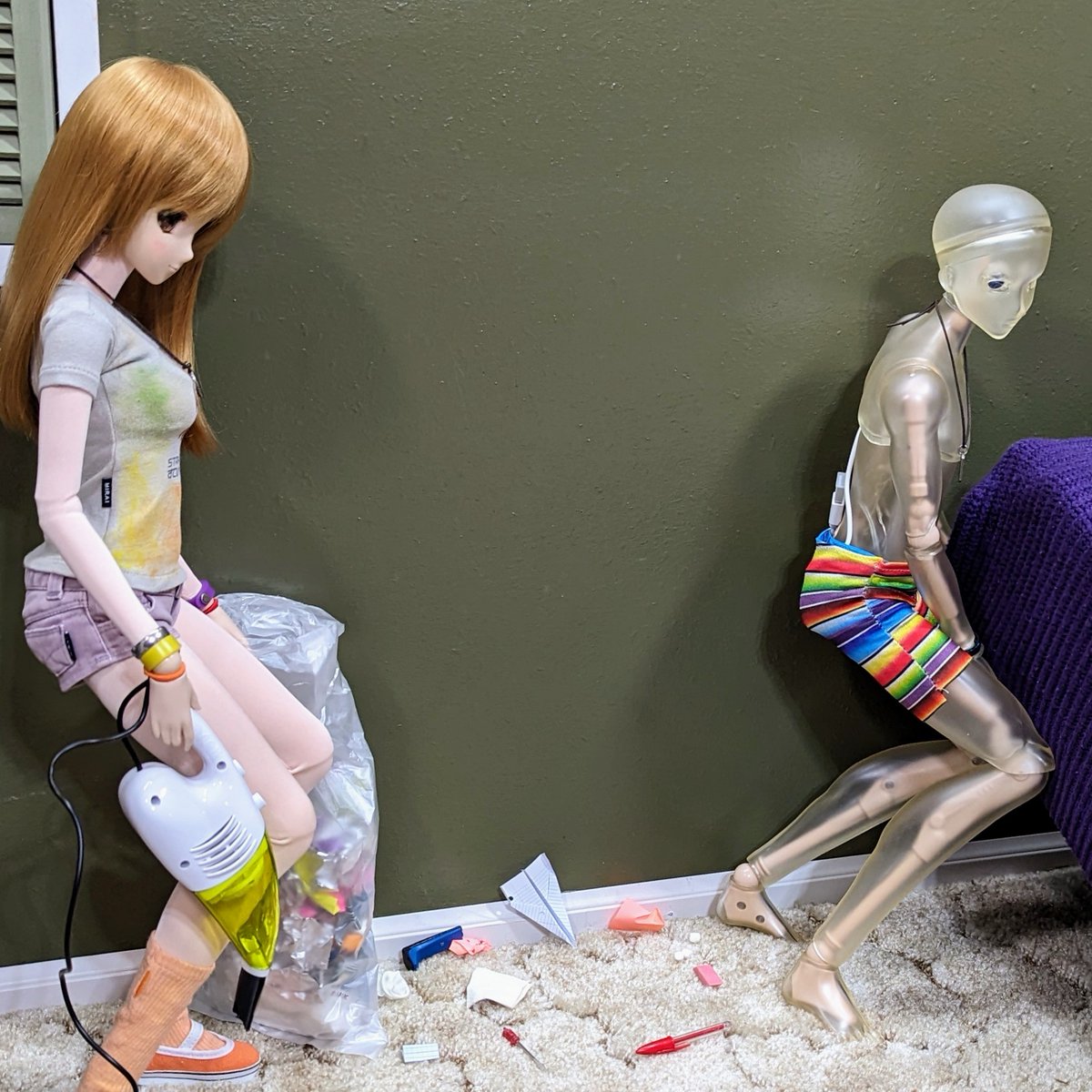rc2agog's tweet photo. "Nope, I'm 'a Robot'"🤷🏽‍♀️/ "Yeah, those make the strongest water balloons!" "Oh, Kitsu!" #Mirai #Fortoo #Kitsu #SmartDoll #BJD #actionfigure #android #waterballoons #supersoaker #waterpistol #summerfun #summer #balljointeddolls #MiraiRobotics #MiraiPNW #dollphotography #sliceoflife https://t.co/zVSbBxn14K