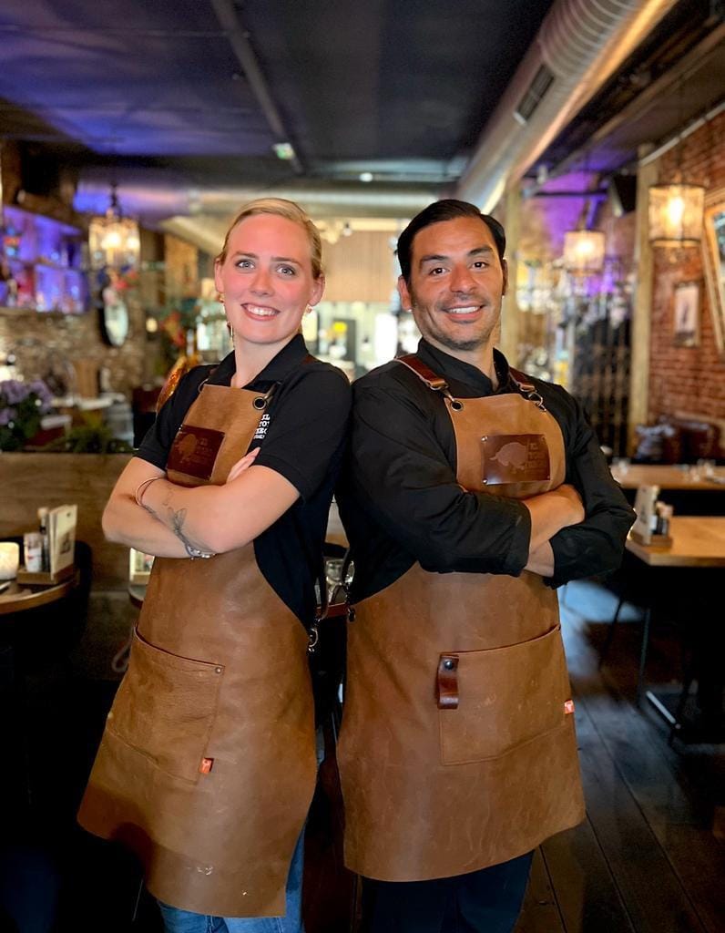 BuffelAtelier's tweet photo. Het bedienend personeel van @eltoronegro ziet goed uit in de gepersonaliseerde schorten! Deze schorten zijn perfect voor alle mogelijke horeca zoals barista's, bartenders, catering en bedienend personeel.  Lichtgewicht, hittebestendig en een uniek uithangbord voor jouw zaak https://t.co/jU17dlw4bo