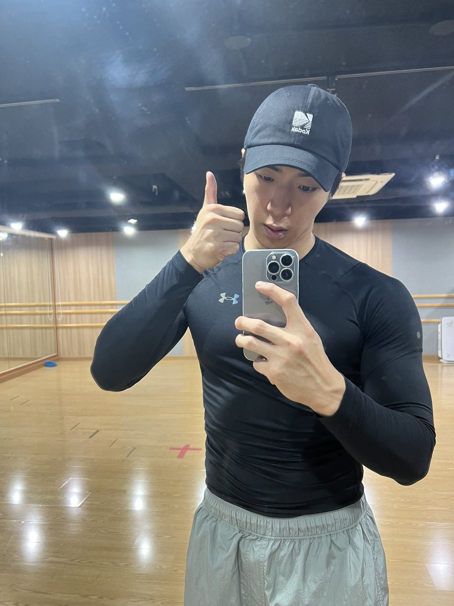 ONF_members's tweet photo. [#와이엇 #WYATT] 연습중이지렁~~~💪 https://t.co/UV3d3N1mI4