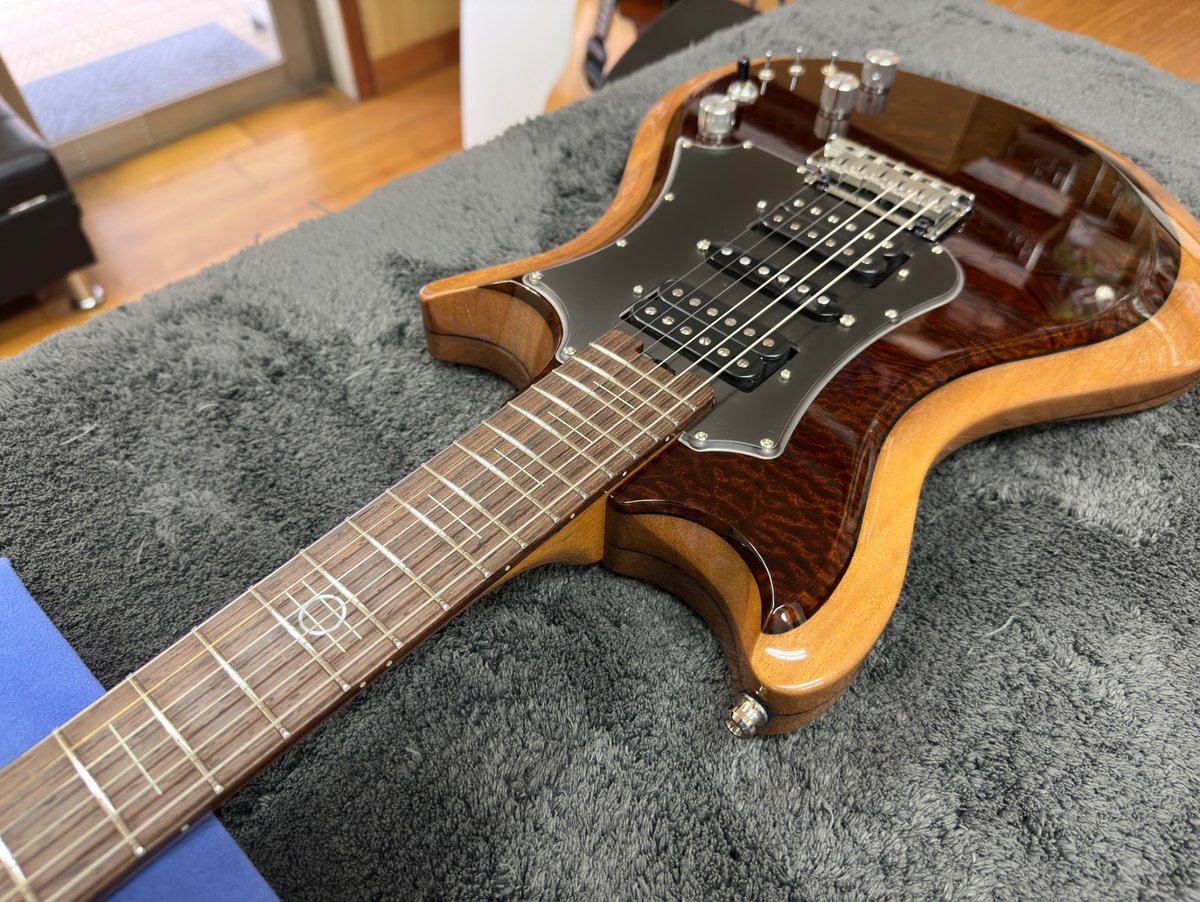 GenGuitarStudio's tweet photo. 見る角度や環境の明暗で大きく表情を変える、琥珀色のボディが非常に綺麗です✨

#CFaRP コンセプトギターの #G1S &amp; #G1S-Air は、
現在公開中のこちらの企画⬇️限定でお試し頂けます。

【帝人株式会社初】新素材CFaRPが奏でる高音質ノイズレスギター立ち上げPJ
https://t.co/I2YouK3kLl https://t.co/b90qmr7egi