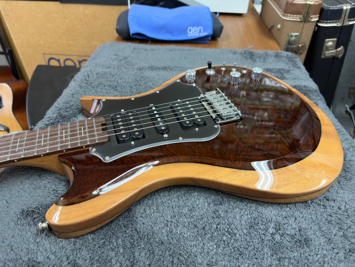 GenGuitarStudio's tweet photo. 見る角度や環境の明暗で大きく表情を変える、琥珀色のボディが非常に綺麗です✨

#CFaRP コンセプトギターの #G1S &amp; #G1S-Air は、
現在公開中のこちらの企画⬇️限定でお試し頂けます。

【帝人株式会社初】新素材CFaRPが奏でる高音質ノイズレスギター立ち上げPJ
https://t.co/I2YouK3kLl https://t.co/b90qmr7egi