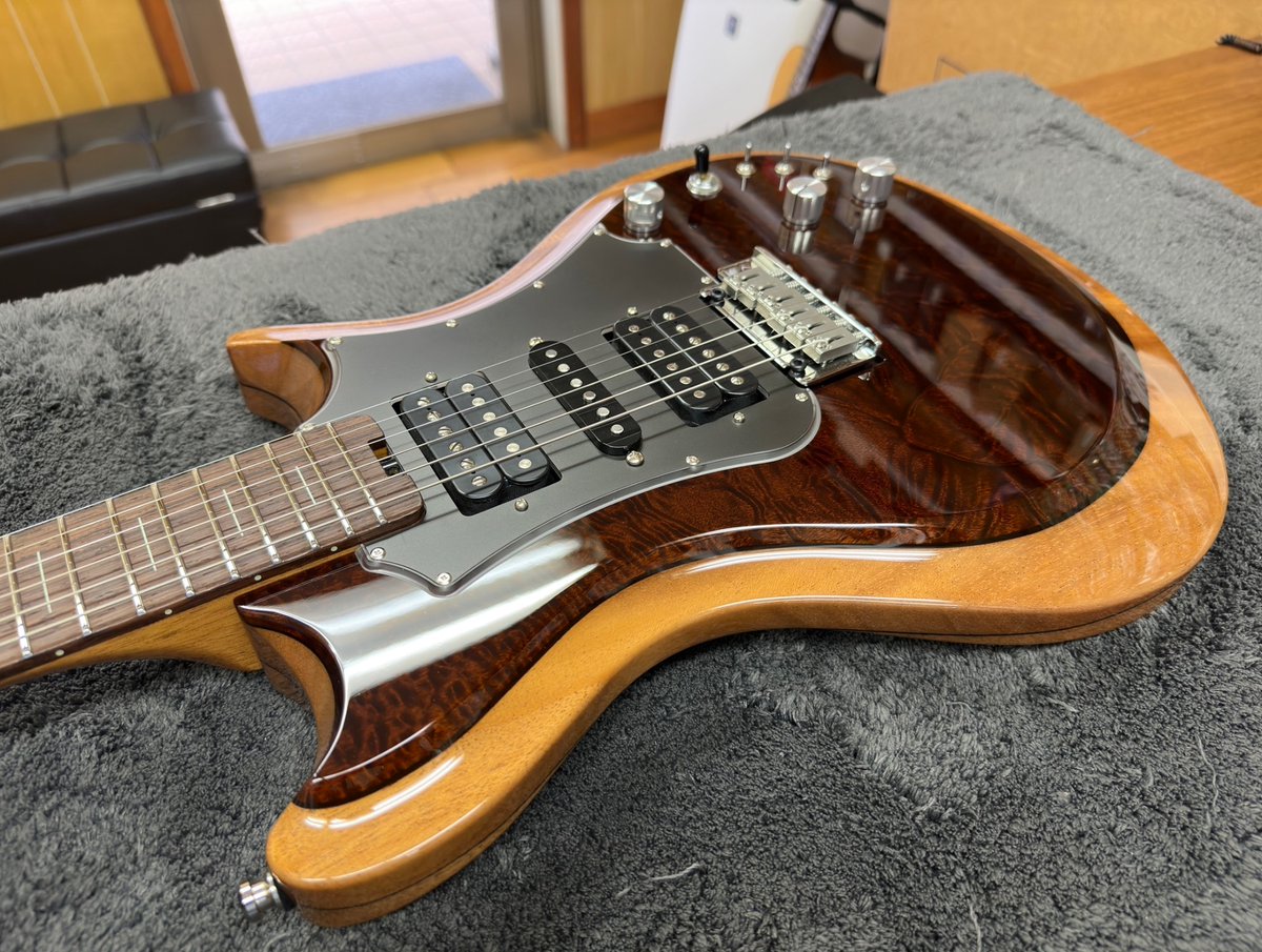 GenGuitarStudio's tweet photo. 見る角度や環境の明暗で大きく表情を変える、琥珀色のボディが非常に綺麗です✨

#CFaRP コンセプトギターの #G1S &amp; #G1S-Air は、
現在公開中のこちらの企画⬇️限定でお試し頂けます。

【帝人株式会社初】新素材CFaRPが奏でる高音質ノイズレスギター立ち上げPJ
https://t.co/I2YouK3kLl https://t.co/b90qmr7egi