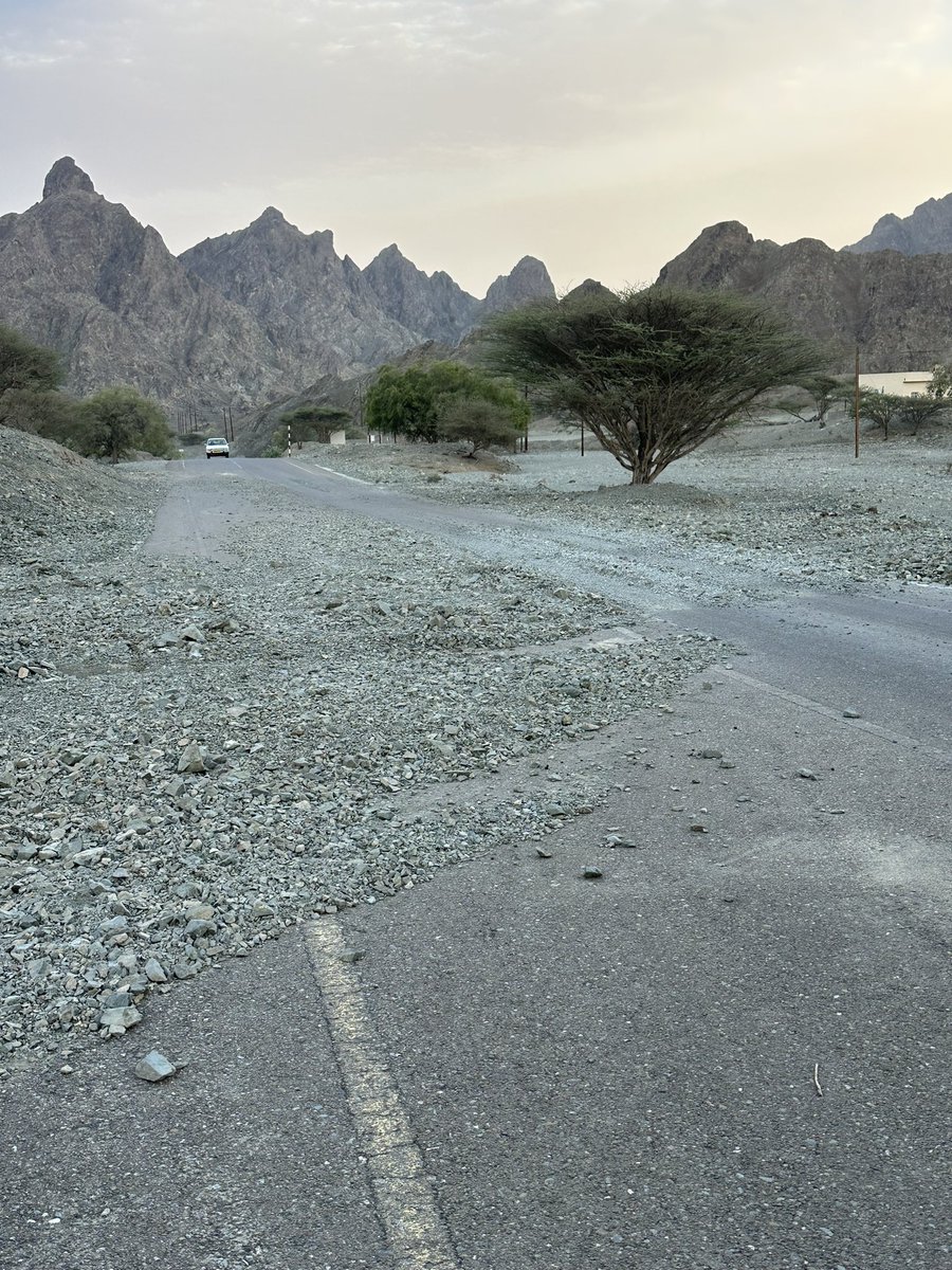 alesaii088's tweet photo. @governorofficeD 
سعادة محافظ الظاهرة ؛ ارفق لكم صور طريق وادي الحريم -الوقبة بعد مرور ثلاثة اسابيع على هطول الامطار ، دون اكتراث من الجهات المعنية بمعانات سالكي الطريق .
@said_alsudiri 
@YANQULNews 
@mohamme68439442 
@moi_dhr 
@mtcitoman https://t.co/tzwrllcfYb