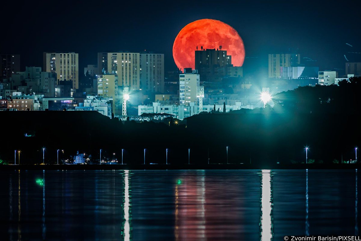 Dobro jutro / Good Morning / Guten Morgen 🌕🌗

📸 Zvonimir Barišin/PIXSELL
#goodmorning #morning #caosvima #jutro #dobrojutro #Travel  #PHOTOS #PhotographyIsArt #photoofthedays #Croatia #moon #split #fullmoon