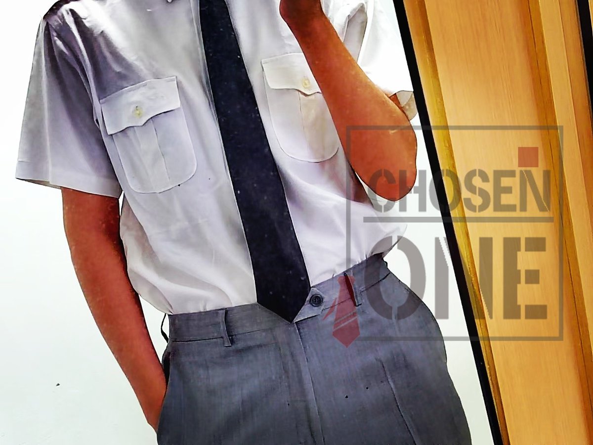 CHOSENONE_S's tweet photo. ①套不合身的制服。 https://t.co/7QHvVJLJ8s