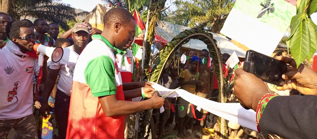 CNDDFDDBururi's tweet photo. Kuri uyu wa 04/07/2023, umunyamabanga wa @CnddFdd muri @Province_Bururi @IRADUKUNDAD5 yaragendeye abagumyabanga ku mitumba #Kigutu, #Kabwayi na #Kirungu yo muri komine #Vyanda, mu ntumbero yo gutsimbataza umugambwe; akaba yabahamagariye kwiteza imbere no kubungabunga ibidukikije. https://t.co/XsQhVzmQyg