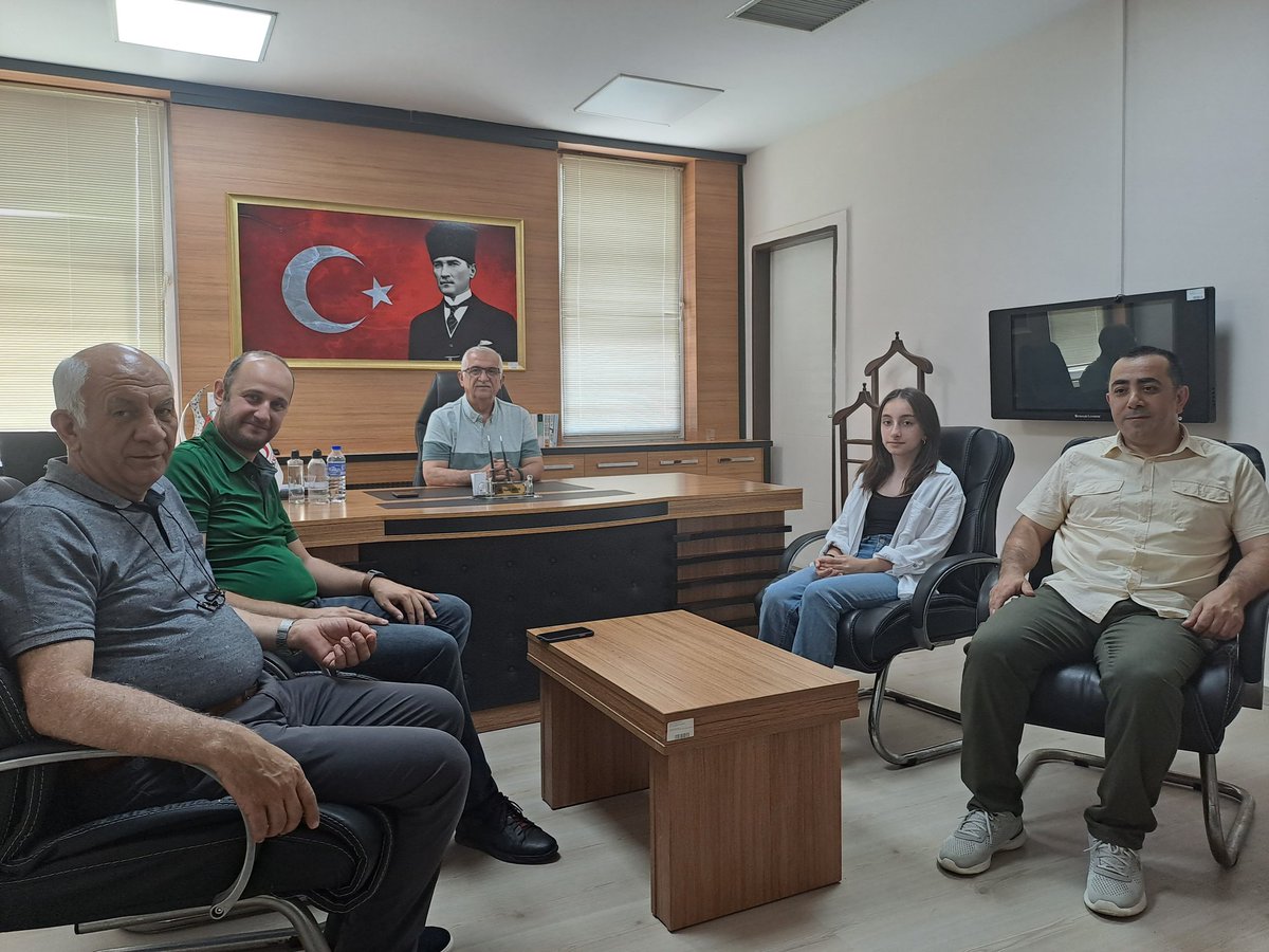 2023 LGS sınavında 500 tam puan alarak Türkiye birincisi olan Nazmiye Ömer Sözer Ortaokulu öğrencisi Hilalnaz KARA'yı ağırladık. 

Nazik ziyaretleri için  teşekkür ediyor, başarılarından dolayı kutluyor ve devamını diliyoruz. 
<a href="/valicetinoktay/">Çetin Oktay Kaldırım</a> 
<a href="/ebubekirsavasci/">Ebubekir Sıddık Savaşçı</a>
<a href="/MehmetNuriDede2/">Mehmet Nuri Dede</a>