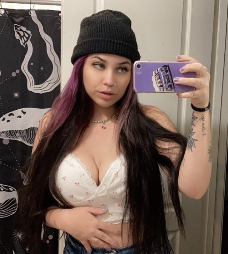 Retweet if you’d date me 🫣