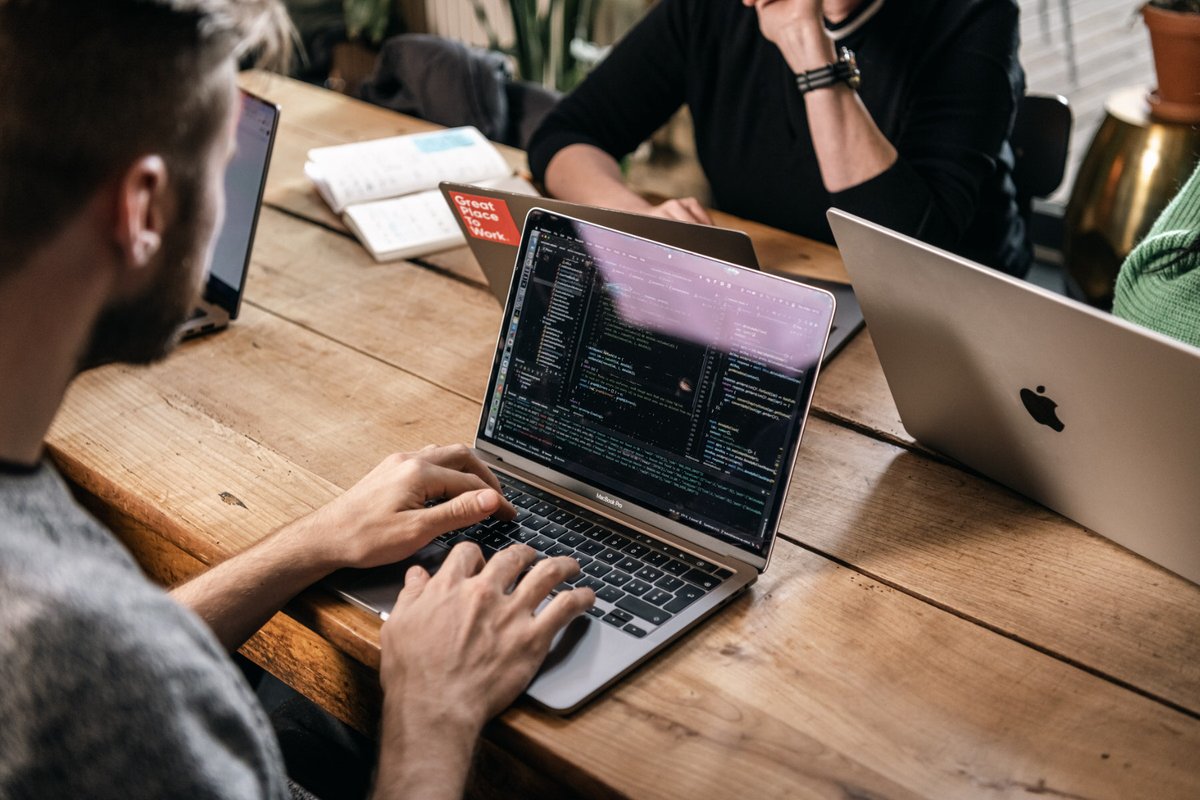 Fast täglich kommen neue #KI-Tools auf den Markt, die mehr Aufgaben übernehmen können. Das heisst aber nicht, dass #Developer weniger zu tun haben. In unserem Blogartikel lest ihr, wie wir KI-Tools wie #ChatGPT nutzen, um optimale Resultate zu erzielen.

Link in Bio