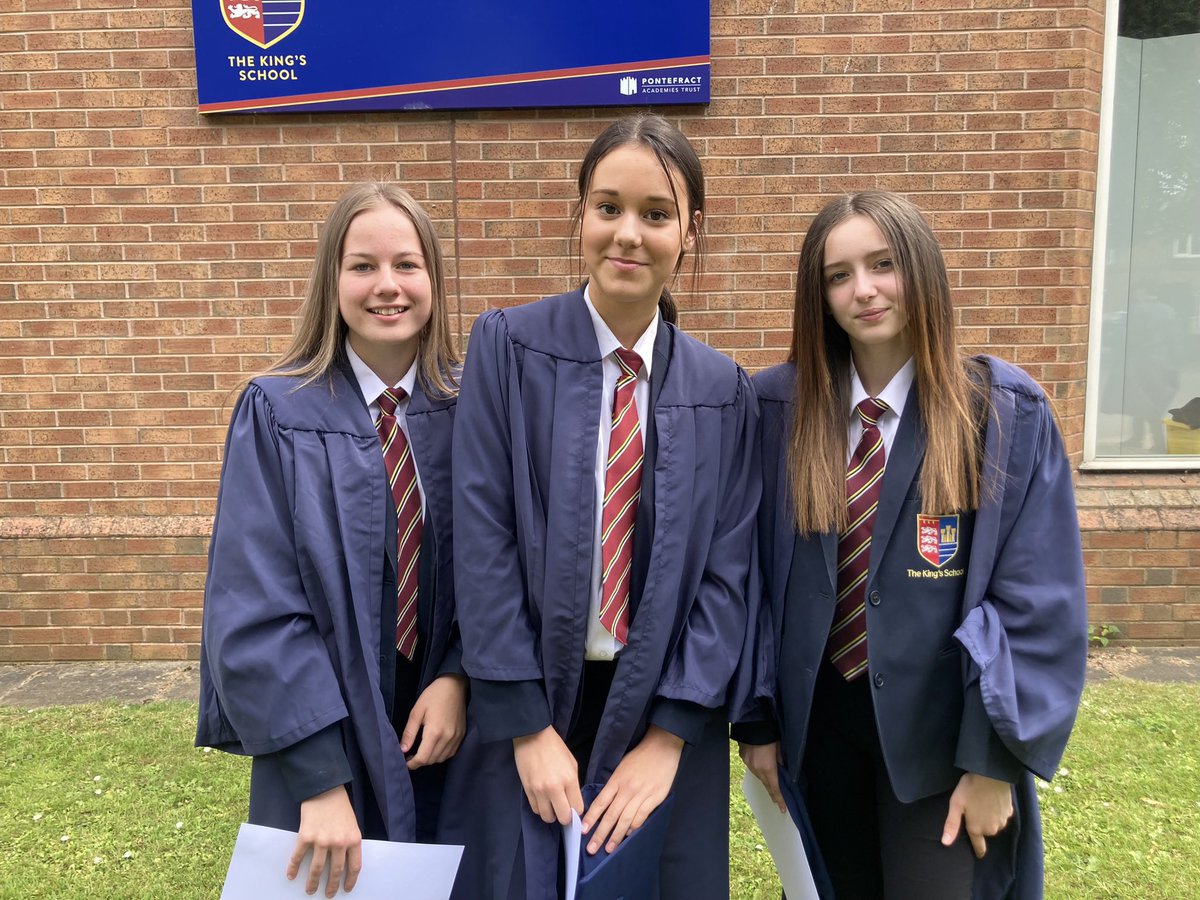 PATKingsSchool's tweet photo. 📸 👨🏻‍🎓 A few snaps from our KS3 Graduation, yesterday. 👩🏻‍🎓📸 
Look out for the professional photographs and video coming soon. 
#KS3Graduation #celebration #ThisIsKings https://t.co/0OlDNZ5Oet