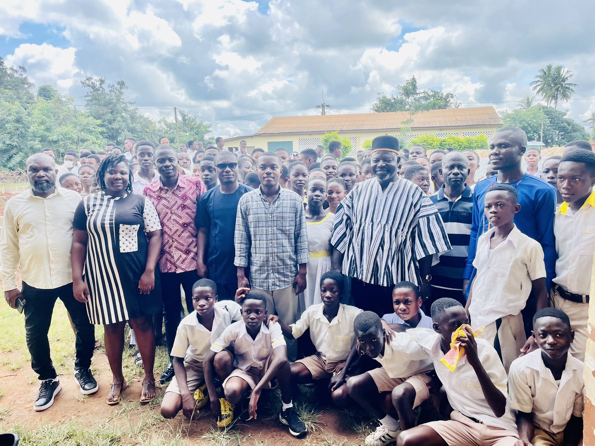 JohnOFrimpong's tweet photo. The entourage included both past and present Abirem Constituency Executives, Coordinators and Polling Station Executives and other Party Faithfuls. https://t.co/tKOdtL5LIP