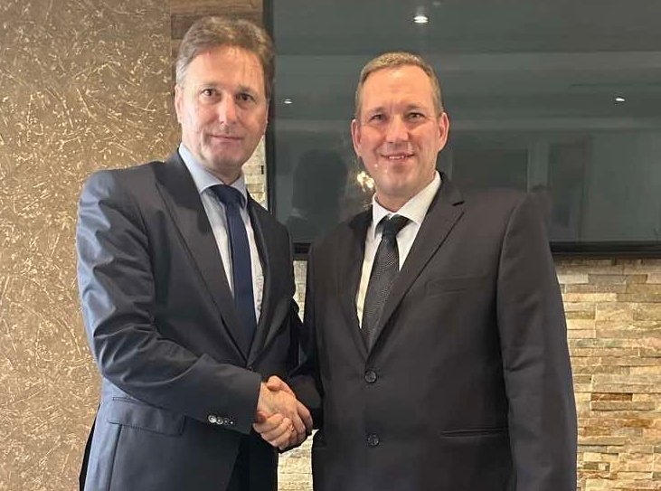 jumboblock_de's tweet photo. Treffen mit Minister Kemal Hrnjić, Ministerium für Agrar, Wassermanagement und Forstwirtschaft in Bosnien und Herzegovina
#JUMBOBLOCK #Wasserspeicherung #Retention #Versickerung #Produktion #Export #Bosnia #Agrar #Wasser #Forstwirtschaft #Umweltschutz #Naturschutz
Link: https://t.co/63pTVtfxQv
