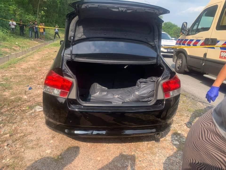 MySamudera's tweet photo. 'Misteri' Mayat Dalam Bonet Kereta Tersadai

Penduduk Kampung Jalan Kebun, Shah Alam, Selangor digemparkan dengan penemuan satu mayat yang disembunyi dalam bonet sebuah kereta berhampiran Kampung Lombong, Shah Alam, Selangor pada Selasa. https://t.co/WYmBe2dgWp
