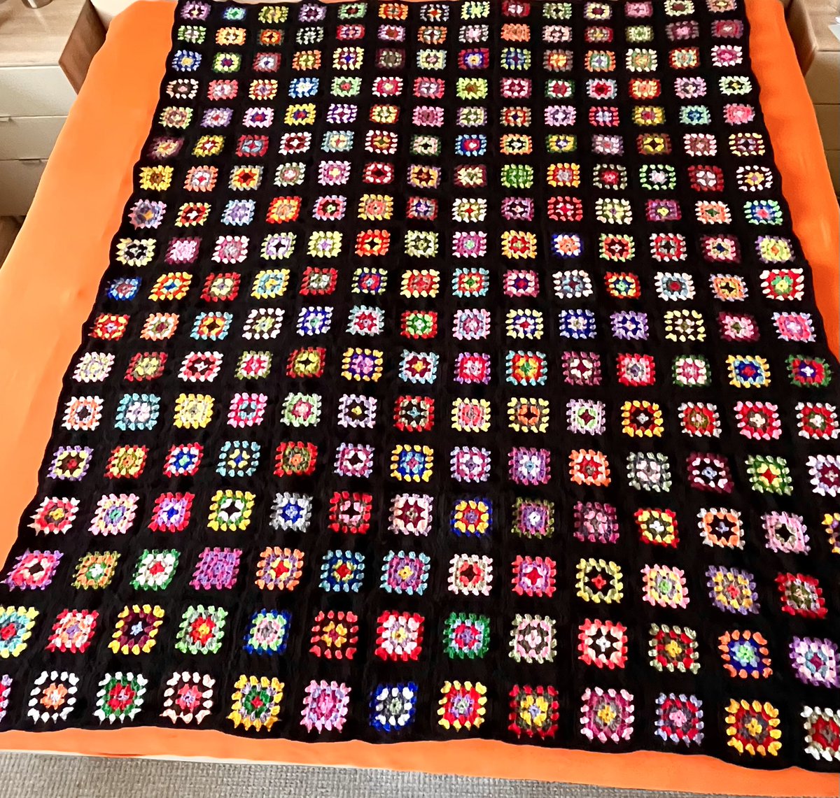 Guten Morgen 🤗🥰
Meine Decke ist fertig ✅☺️
10 Wochen hat’s gedauert. Sie ist 2m x 1,55m, besteht aus 252 Grannys, 46 Knäul Wolle 🧶 und hat 22 Farben 
🩷🩵🤍❤️💙🤎🧡💜💛🖤💚🩶🩷🩵🤍❤️💙🤎🧡💜❤️💛
#Granny #Grannysquare